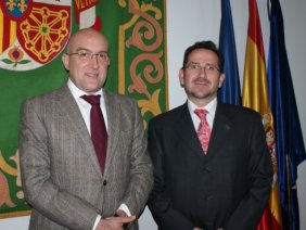 Luis Díaz-Cacho, presidente de la Comisión,y a su derecha, el vicepresidente, Jesús Julio Carnero.
