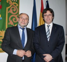 El Alcalde Girona, Carles Puigdemont i Casamajó,a la derecha, con el Alcalde de Ourense, Francisco Rodríguez.