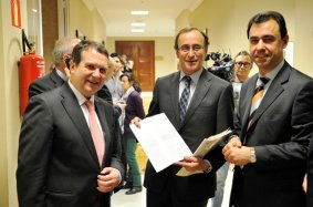 Abel Caballero, Alfonso Alonso y Fernando Martínez Maíllo, tras entregar el documento con las propuestas