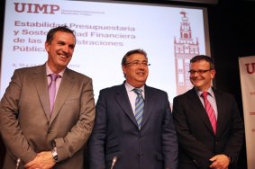 De izquierda a derecha: José Antonio Martinez Alvarez, director general del instituto de Estudios Fiscales, Juan Ignacio Zoido, y Jesús Rodríguez Márquez, director de estudios del IEF.