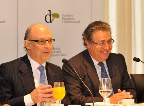 Cristobal Montoro presentó a Juan Ignacio Zoido en el acto de la Fundación Democracia y Gobierno Local