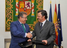 Juan Ignacio Zoido y Armando Barturen, tras la firma del convenio
