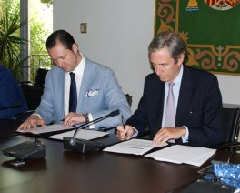 El Director General de Organización y Recursos de la FEMP, Emilio Juárez, y el Consejero Delegado de Willis Iberia, Antón Serrats, firman el acuerdo.