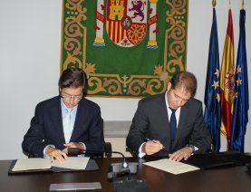 El Secretario General de la FEMP (izquierda) y el Director General de Ecoembes, firman el acuerdo.