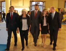 El Presidente de la FEMP, con los Príncipes, la Alcadesa de Cádiz y el Presidente del CMRE.