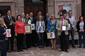 Los miembros de la Comisión con el escudo de sus respectivos municipios, posan junto al Ayuntamiento de Brañosera