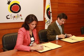 Isabel Borrego y Ángel Fernández, firman el convenio