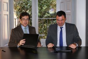 El Secretario General de la FEMP y el Gerente del Consorcio Afi-Fullstep, tras la firma del contrato.