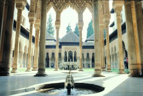 Patio de los leones, de la Alhambra de Granada, declarada Patrimonio de la Humanidad, junto con el Generalife, en 1984.