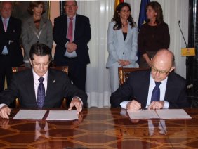 Francisco Jódar y el Ministro Montoro firman el convenio.