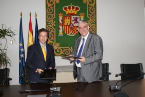 En la imagen, el Secretario General de la FEMP, Angel Fernández, con el delegado del Gobierno para el Plan Nacional sobre Drogas, Francisco Babín.