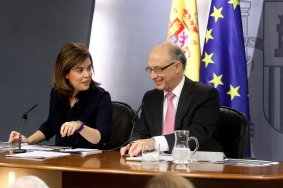 La vicepresidenta, ministra de la Presidencia y Portavoz, Soraya Sáenz de Santamaría, y el ministro de Hacienda y Administraciones Públicas, Cristóbal Montoro; en la rueda de prensa posterior al Consejo de Ministros.