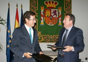 El Secretario General de la FEMP y el Presidente de ATUC tras la firma del convenio