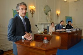 Intervención del Presidente de la FEMP en el acto inaugural.En la mesa, en primer término, la Secretaria General de Sanidad y Consumo, Pilar Farjas, con el Presidente de Cantabria y el Secretario General de la FEMP.