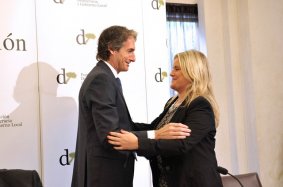 Íñigo de la Serna saluda a Mari Mar Blanco, Presidenta de la Fundación Víctimas del Terrorismo, que le presentó.