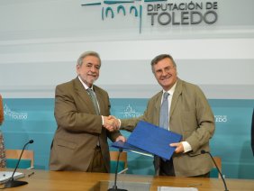 El Secretario de Estado y el Presidente de la Diputación de Toledo firmando el acuerdo.