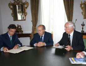 Angel Fernández, José Torres Hurtado y Carlos Espinosa, tras la firma del convenio.
