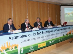 Luis Partida, Presidente de la Red, segundo por la derecha, inauguró la Jornada, con representantes del Ayuntamiento anfitrión, la Administración Autonómica y la Federación Asturiana de Concejos (FACC)