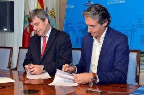 Los Presidentes del CSD (izquierda) y de la FEMP firman el convenio de colaboración en Santander.