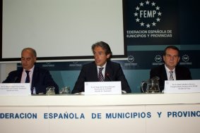 El Presidente de la FEMP flanqueado por los Vicepresidentes, Abel Caballero y Miguel Angel García Nieto, en el Consejo Territorial celebrado esta mañana.