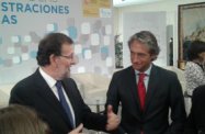 El Presidente del Gobierno departe con el Presidente de la FEMP en el acto de presentación.