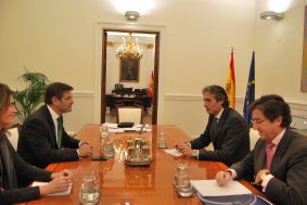 En la imagen, el Ministro de Justicia, Rafael Catalá, con el Presidente y el Secretario General de la FEMP, Iñigo de la Serna y Ángel Fernández.