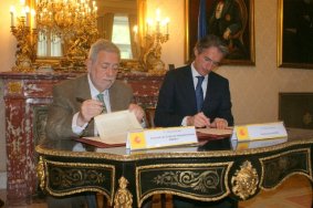 El Presidente de la FEMP y el Secretario de Estado de Administraciones Públicas firman el convenio.