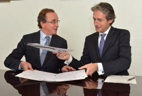 Alfonso Alonso e Íñigo de la Serna han rubricado el acuerdo.