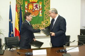 El Secretario General de la FEMP, Angel Fernández, y el Delegado del Gobierno para el Plan Nacional contra las Drogas, Francisco de Asís Babín, tras la firma del convenio.