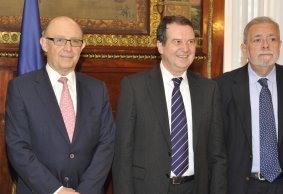 De izquierda a derecha, el Ministro en funciones, Cristóbal Montoro; el Presidente de la FEMP, Abel Caballero; y el Secretario de Estado en funciones, Antonio Beteta.