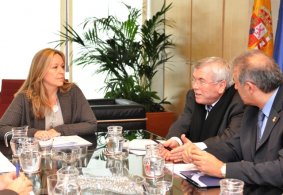 La Ministra de Sanidad, con el Presidente de la FEMP y el Alcalde de Sant Andreu de la Barca, Enric Llorca