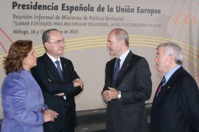 Pedro Castro, con Manuel Chaves y el Alcalde de Málaga, Francisco de la Torre, en un momento de la reunión.