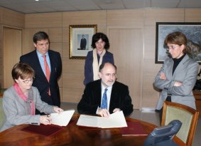 La Secretaria General de la FEMP, Isaura Leal, y el Director General, Jesús Casas,firmaron el convenio de colaboración