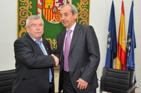 Pedro Castro y Luis Noguera, tras la firma del convenio