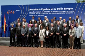 Foto de familia de los Ministros de Vivienda de la UE, tras la reunión informal celebrada en Toledo