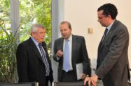 Pedro Castro, Ignacio Cruz y Josep María Tost i Borrás, a la derecha, Preidente de la Comisión de Consumo y Comercio de la FEMP, tras la firma del convenio.