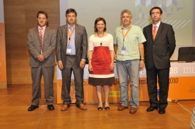Elena Espinosa con los representantes de los municipios premiados