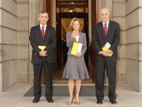 Elena Salgado en el Congreso, con el Secretario de Estado de Hacienda y Presupuestos, Carlos Ocaña, y el Secretario de Estado de Economía, José Manuel Campa