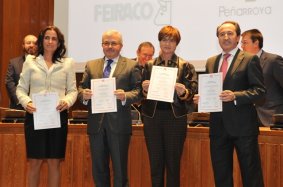 Isaura Leal, segunda por la derecha, recogió el certificado para la FEMP