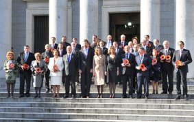 Los Príncipes de Asturias, el Vicepresidente Tercero del Gobierno y la Ministra de Ciencia e Innovación, posan con los Alcaldes y Alcaldesas.
