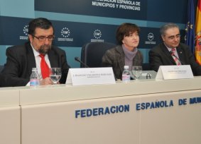 Francesc Villanueva, Isaura Leal y Eulalio Ávila, en la presentación de la Guía