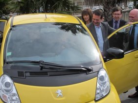 El Alcalde de Vigo y otros miembros del Comité Ejecutivo, junto a un modelo eléctrico de Peugeot que empleará en sus desplazamientos.