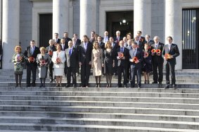 Representantes de los Ayuntamientos distinguidos en la primera edición posan con los Príncipes de Asturias