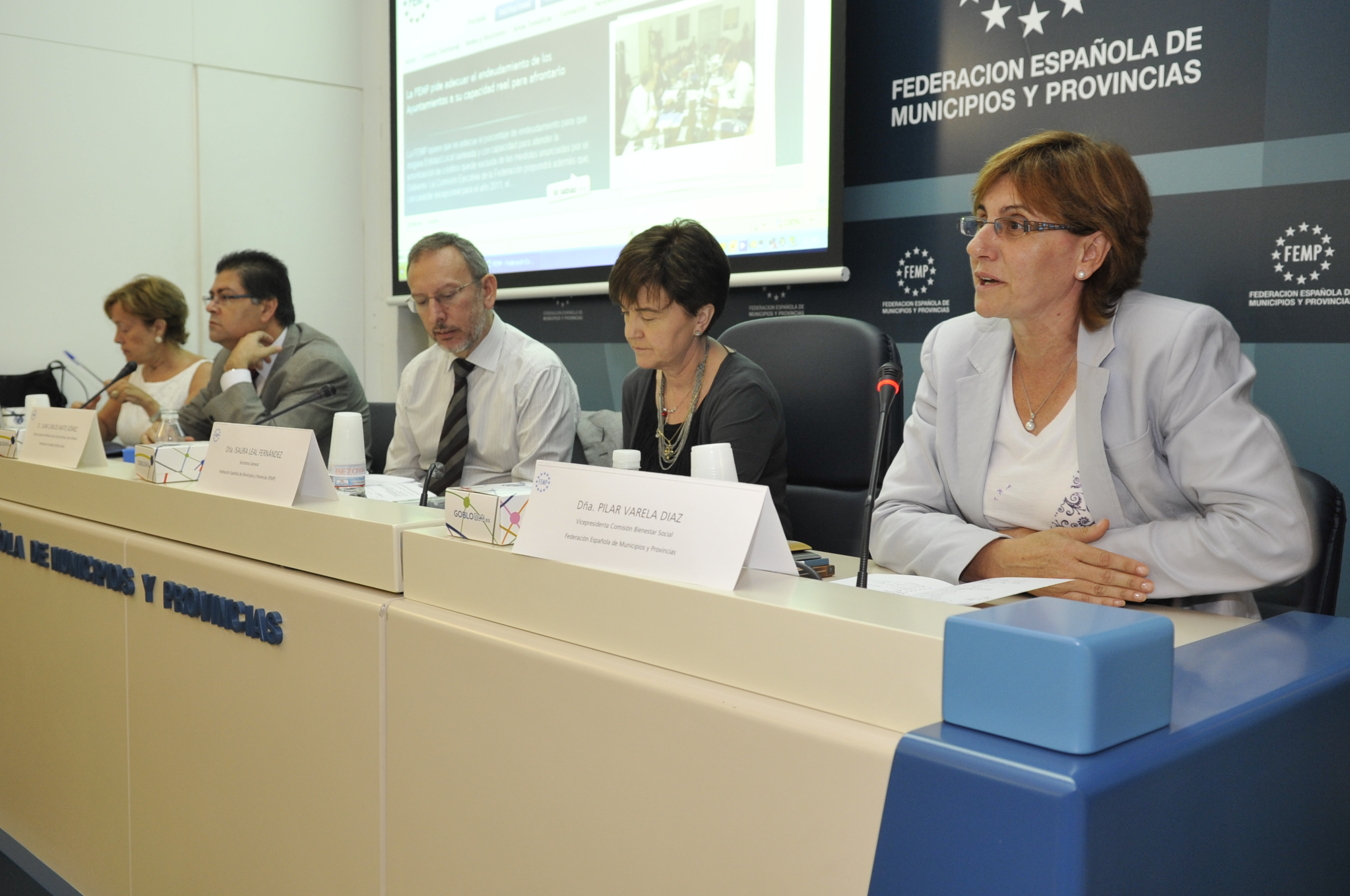 Las Alcaldesas de Avilés, Pilar Varela, en primer término, con Isaura Leal, Juan Carlos Mato y los autores del trabajo, durante la presentación  del documento