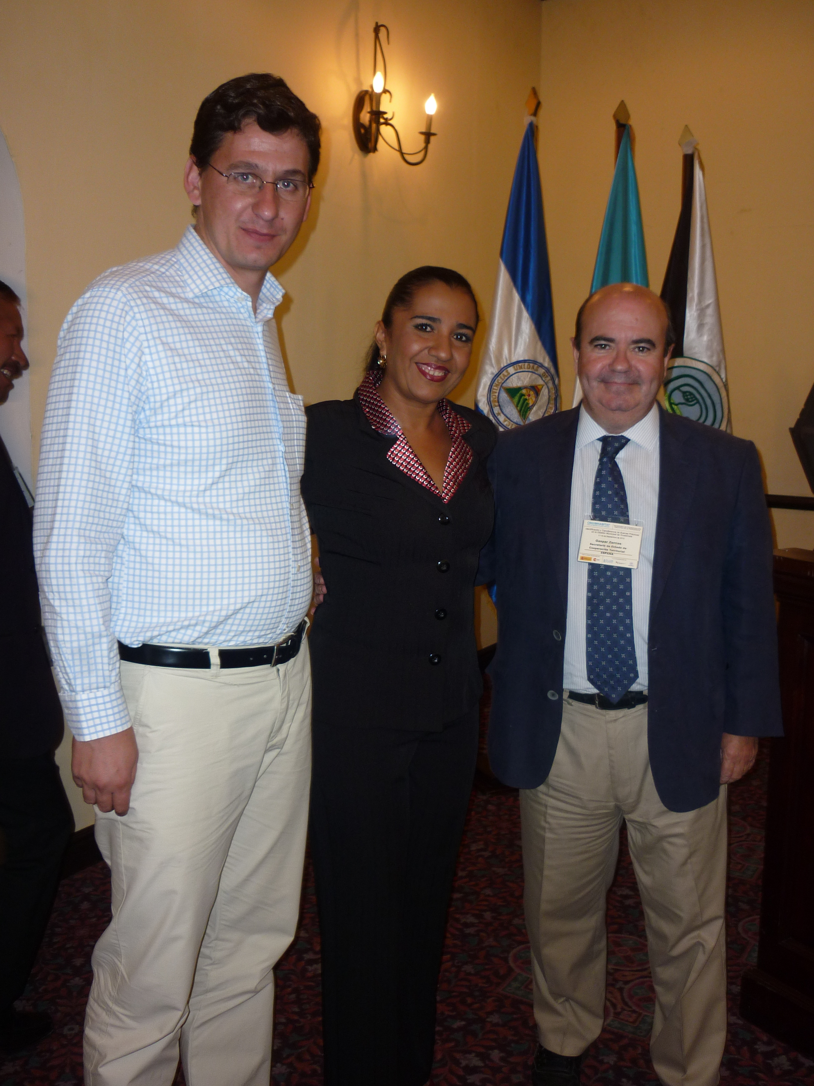 La Alcaldesa premiada entre el Alcalde de Guadalix de la Sierra y el Secretario de Estado de Cooperación Territorial