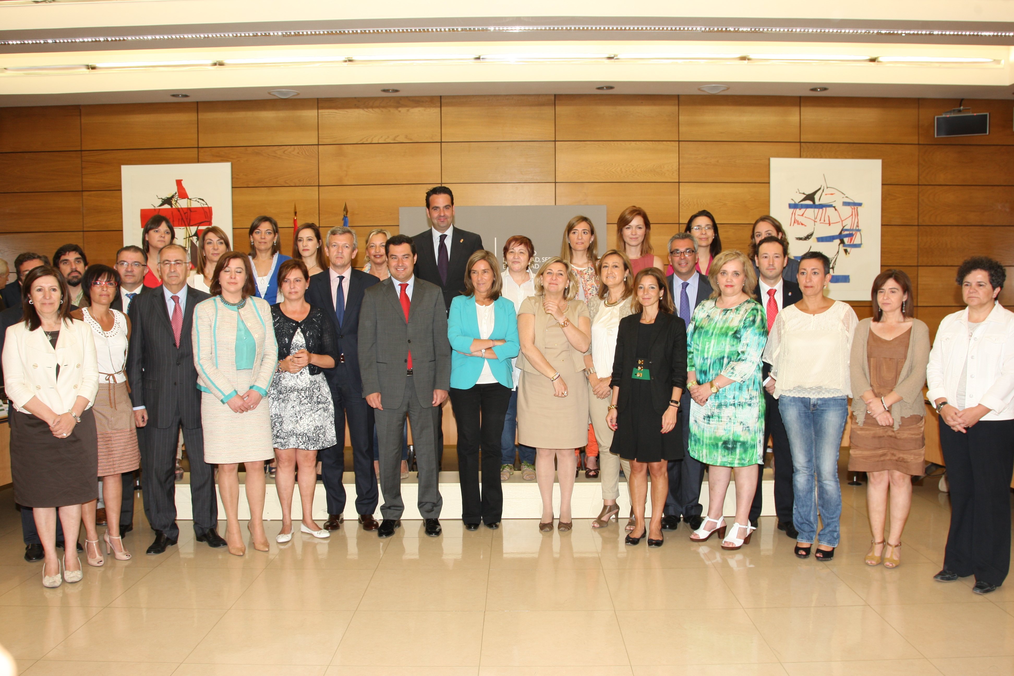 Los participantes en la Conferencia Sectorial posan con la Ministra y el Secretario de Estado.