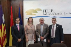 El Secretario General de la FEMP, Ángel Fernando junto a otros asistentes tras la presentación de la Central de Contratación en la FELI